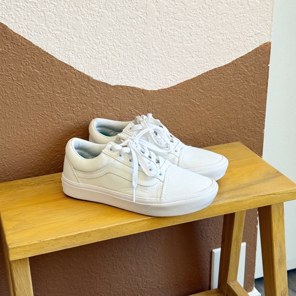 Women’s Vans ComfyCush Old Skool (Size 6, White)